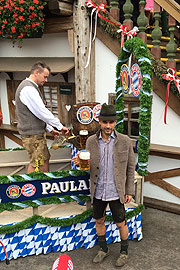 sein erster Wiesnbesuch und  sein erstes Wiesnbier: Pep Guardiola (©Foto: Martin Schmitz)